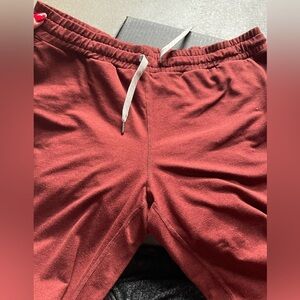 VUORI crimson red jogger